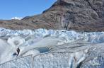 Nossos guias procuram um local apropriado para nosso curso de escalada no gelo no glaciar Viedma, no Parque Nacional Los Glaciares, região de El Chaltén, no sul da Argentina